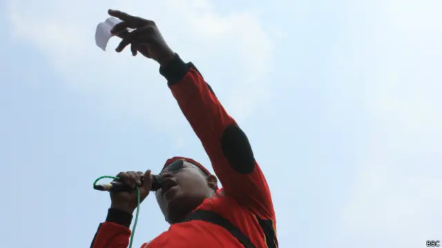 Seorang buruh dalam aksi menuntut kenaikan UMR pada hari buruh internasional lalu.