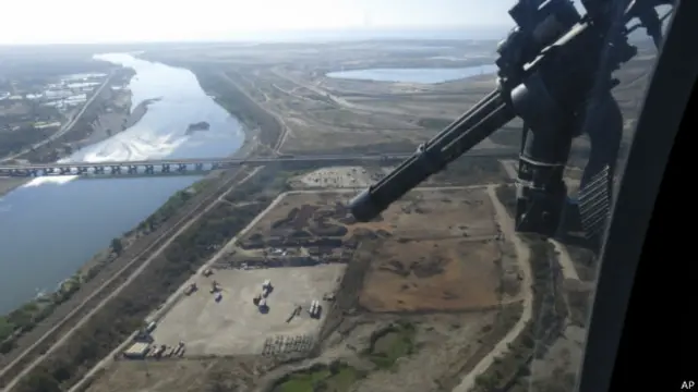 墨西哥警察在米却肯州太平洋港口拉萨罗卡德纳斯附近的巴尔萨斯河上空巡逻（12/03/2014）