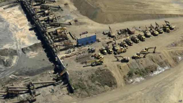 墨西哥太平洋港口拉萨罗卡德纳斯附近被政府没收的一个铁矿场（12/03/2014）