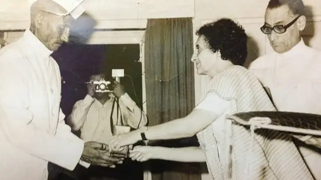 भारतीय प्रधानमंत्री इंदिरा गांधी के बगल में बंद गले के सूट में खड़े हैं रॉ के पहले निदेशक रामेश्वर नाथ काव.