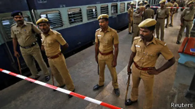 پولیس کے مطابق محمود عالم نامی اس شخص کو مقامی لوگوں کی شکایت پر گرفتار کیا گیا