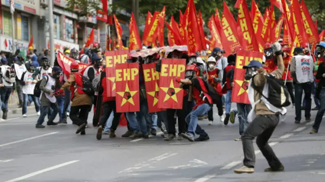 تحدى المتظاهرون شرطة مكافحة الشغب في اسطنبول بالسعي إلى التظاهر في ميدان تقسيم.