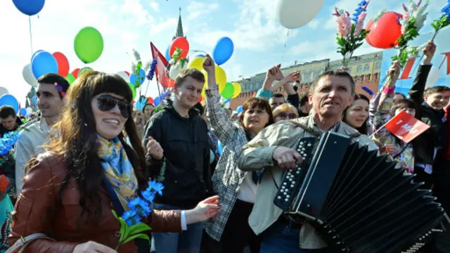 وفي موسكو خرج أعضاء النقابات العمالية إلى الميدان الأحمر احتفالا بالمناسبة.