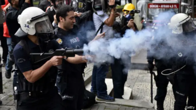 پلیس ترکیه از حرکت راهپیمایان به سوی میدان تقسیم استانبول جلوگیری کرده است