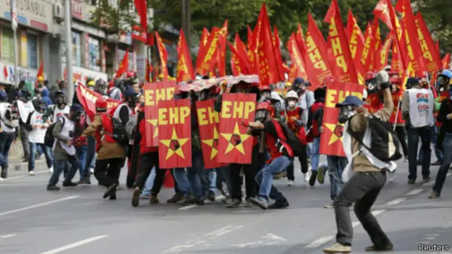 تظاهرکنندگان برای رسیدن به میدان تقسیم با ماموران پلیس درگیر شدند