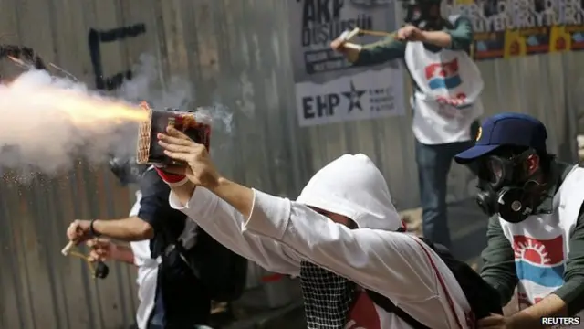 جلوس نکالنے کی کوشش کرنے والے افراد نے پولیس پر پتھراؤ کیا اور پٹاخے پھینکے