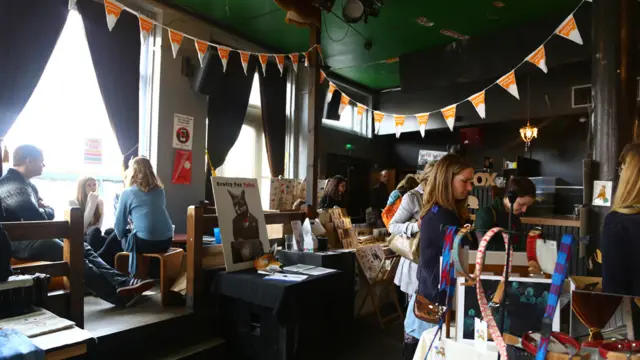 集市举办场地是位于南伦敦Brixton的复古范三层楼酒吧。一进门就能感受到啤酒的沁人醇香与热闹场面。这种环境是传统集市所没有的。访客们可以在此轻松自在地边饮酒聊天边逛商铺。