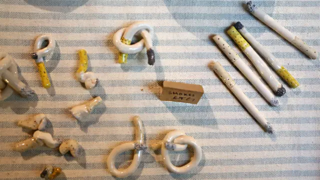 既然是手工艺品市场，那自然会见到诸多手工打造的物品，比如抽象的卷烟摆饰。