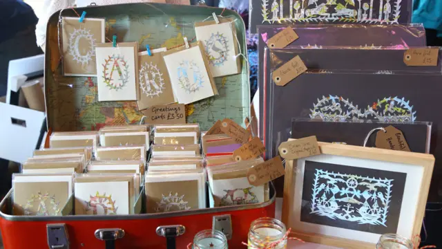 格式手工贺卡也是花样百出。不论是特殊图案亦或新奇材质，这些活力设计无疑为集市注入了新鲜血液。