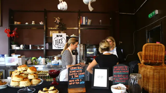 除了各类商铺和临时项目，主办方还提供了美味的茶点。