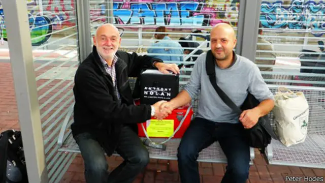 Peter Hodes y otro mensajero