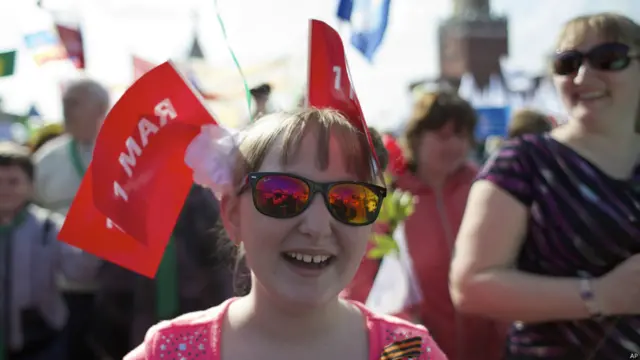 母女参加红场迎春/五一游行