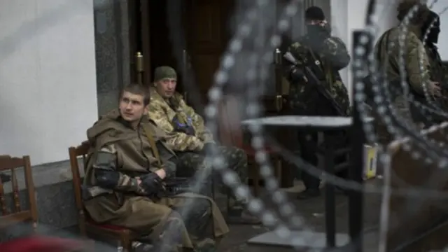 Các tay súng thân Nga tiếp tục chiếm một số tòa nhà ở đông Ukraine