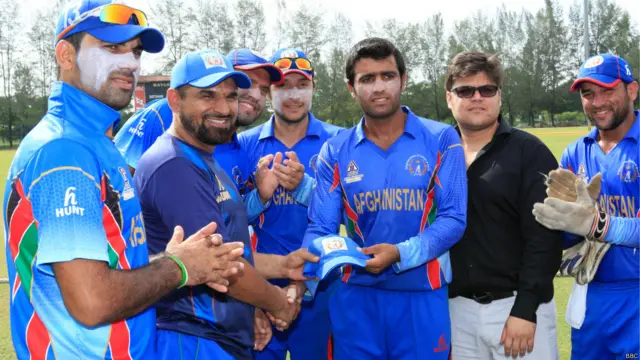 افغان روزونکي کبیر خان نوي لوبغاړي عثمان غني ته په لوبډله کې د ګډون خولۍ وسپارله