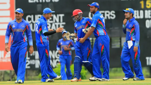 هانګ کانګ د لوبې په ۴۹ اوور کې د ټولو لوبغاړو په سوځېدو سره ۲۱۶ منډې جوړې او د افغانستان ملي لوبغاړو ته یې د ۲۱۷ منډو هدف وټاکه.