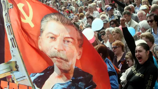 Первомайская демонстрация в Донецке под знаменами Сталина
