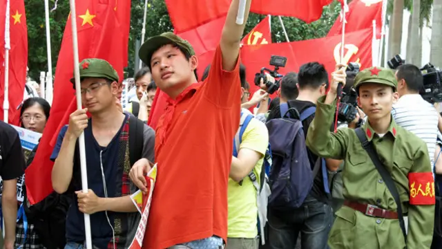 香港反大陸游客示威者身穿紅衛兵裝束在尖沙咀遊行(BBC中文網圖片1/5/2014)