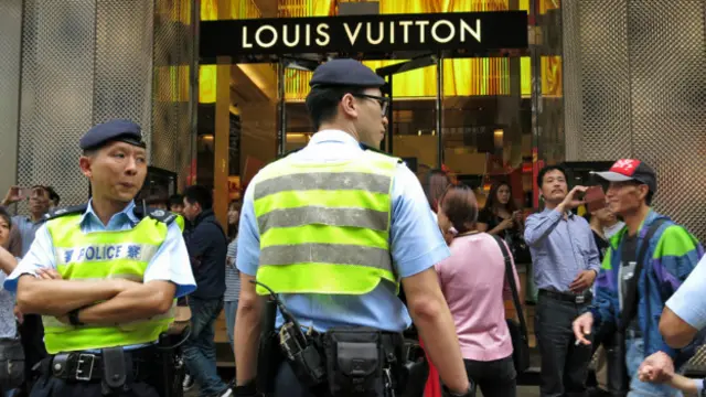 很多大陆游客并非去旅游，而是去香港这个“购物天堂”抢购包括奶粉在内的低税高质量进口货。大陆游客普遍认为，香港奶粉比大陆更安全，而且便宜。但是，香港本地居民怨声载道，蜂拥而至的大陆游客不但抬高了生活必需品的物价，连房价租金也不断攀升。