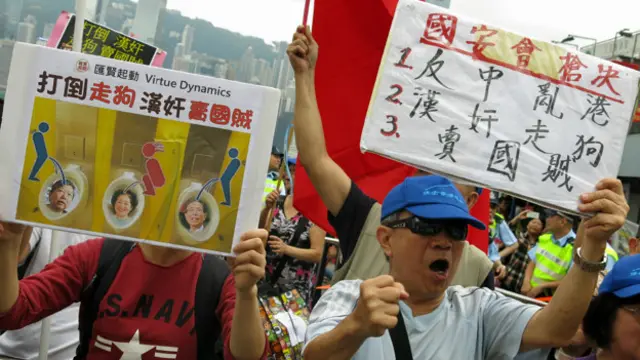香港親北京示威者在尖沙咀朝著反大陸游客示威者喊口號(BBC中文網圖片1/5/2014)