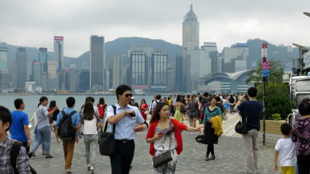 香港尖沙咀星光大道上的大陸游客(BBC中文網圖片1/5/2014)