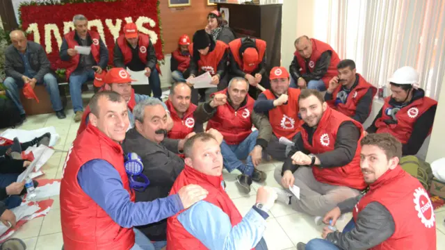 فعالین کنفدراسیون اتحادیه های کارگری چپگرا که از برگزارکنندگان اصلی تظاهرات بود، در دفتر مرکزی خود آماده حرکت می شوند