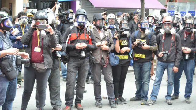 بخش عمده شرکت کنندگان در تظاهرات از جمله خبرنگاران با کلاهخود و ماسک حاضر بودند. پرتاب سنگ از یک سو و شلیک گاز اشک آور از یک سو مصدومیت هایی به همراه داشت