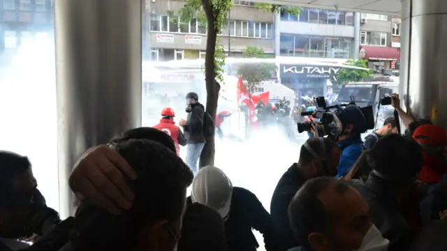 پلیس با شلیک ناگهانی گاز اشک آور و یورش به معترضان باعث غافلگیری خیلی ها شد. بعضی ها در گوشه ای گیر افتادند