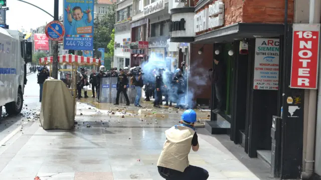 پس از پخش شدن تظاهرکنندگان درگیری بین پلیس و آن ها در خیابان های استانبول ادامه پیدا کرد