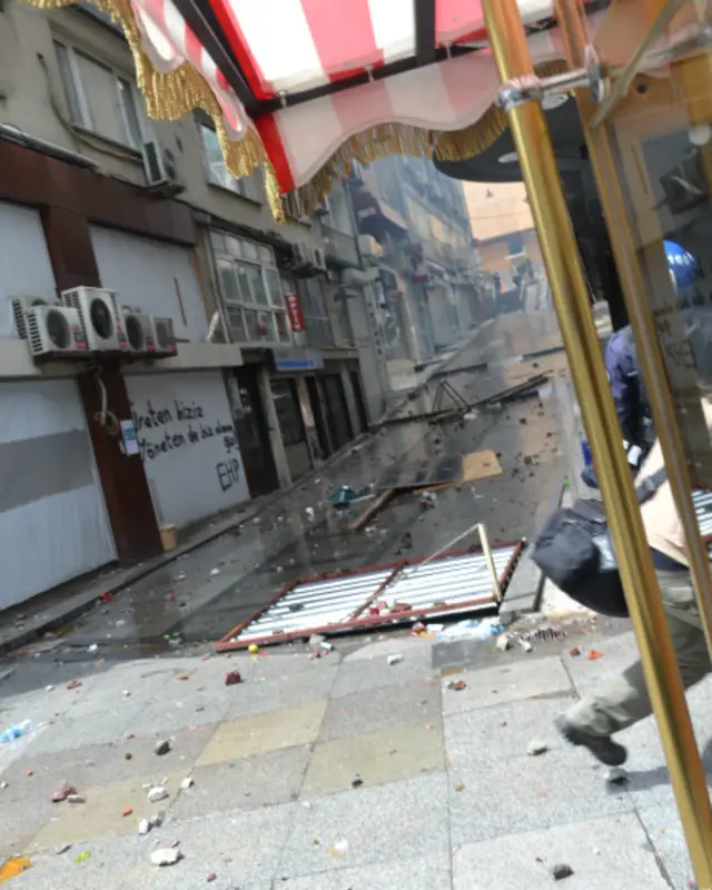 عکس گرفتن از نبردهای خیابانی پلیس و گروه های مخالف راحت نبود. عکاسان و روزنامه نگاران مدام در حال یافتن زاویه مناسب و حفظ امنیت خود بودند