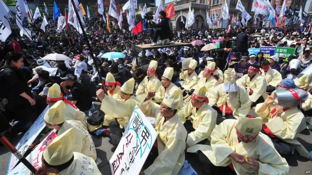 1 Mayıs kutlamaları için sokaklara çıkan göstericiler daha iyi çalışma koşulları ve işçiler için daha fazla hak ve ücret talebinde bulundular. Güney Kore'nin başkenti Seul'de işçiler geleneksel cenaze kıyafetlerini giyerek meydanlara akın etti. 