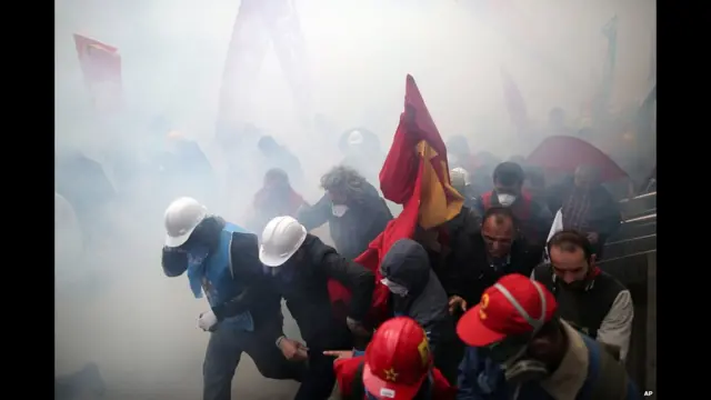 İstanbul'da polis Taksim Meydanı'nda 1 Mayıs'ı kutlamak isteyen göstericilere göz yaşartıcı gaz ve TOMA'larla müdahale etti.