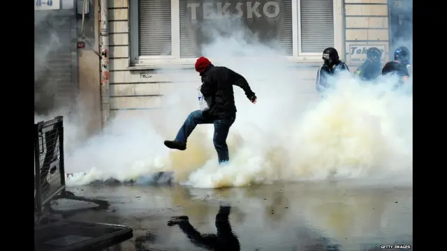 Olaylar sırasında bazı göstericiler yaralandı, 300'den fazla gösterci de gözaltına alındı. 