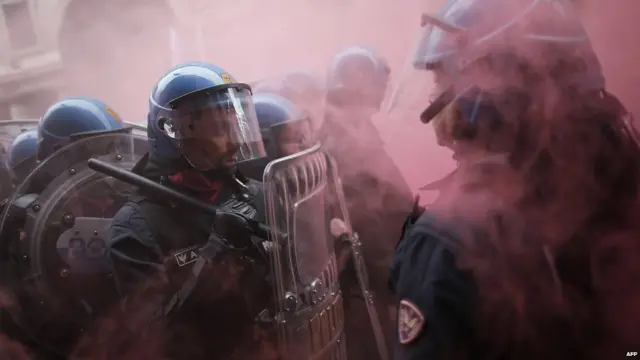 İtalya'nın Torino kentinde göstericiler artan işsizlik ve yeni kemer sıkma politikalarını protesto etmek için meydandaydı. 