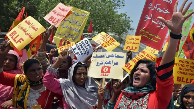 Pakistan'ın Lahor kentinde tuğla fabrikası çalışanı kadınlar sokaktaydı.