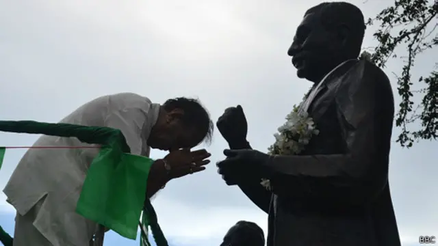 එක්සත් ජාතික පක්ෂය අද නව මාවතකට පිවිස ඇති බවයි ඔහු පවසන්නේ