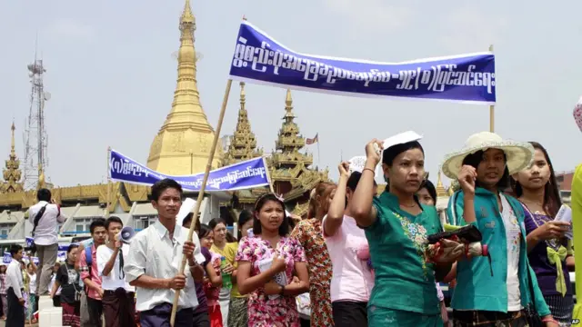 Myammar Yangon'daki yüz binlerce işçi ülkedeki anayasa ve asgari ücret değişikliğini protesto ettti. 