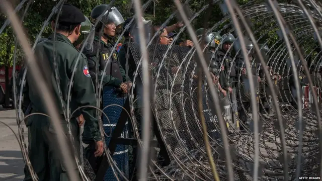 Kamboçya başkenti Punon Pen'de bin kadar göstericiye copla müdahale eden polis, yaklaşık yarım saat içinde gösteriyi dağıttı.
