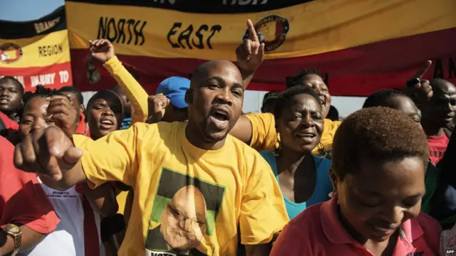 Güney Afrika'da 1 Mayıs İşçi Bayramı'nı kutlamak isteyenler Peter Mokaba Stadı'nı doldurdu. 