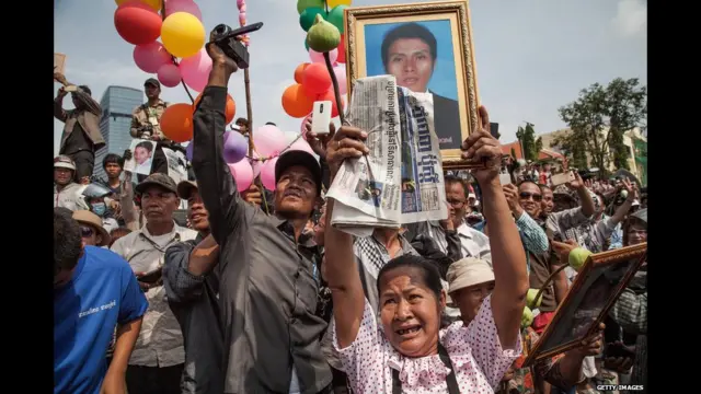 Kamboçya başkenti Punon Pen'deki 1 Mayıs kutlamalarında Ocak ayındaki gösterilerde hayatını kaybeden 5 işçinin resminin taşınması dikkat çekiyordu. 