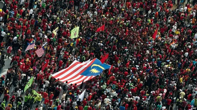 Malezya başkenti Kuala Lumpur'daki gösteride, gelecek yıl yürürlüğe konulması planlanan mal ve hizmet vergisi protesto edildi. 