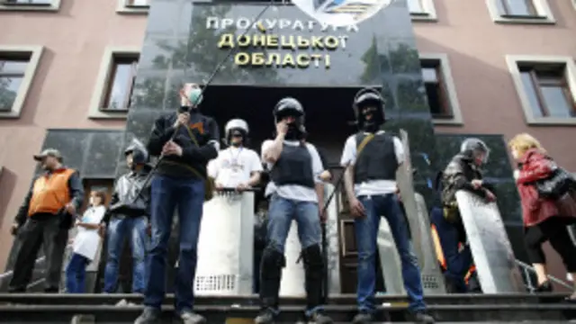 د دنېڅک د څارنوالۍ له ودانۍ پولیس ایتسل شوي او روسي پلوو ملېشو نیولې ده.