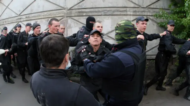 الموالون لروسيا نزعوا أسلحة الشرطة وأخرجوها من المبنى.