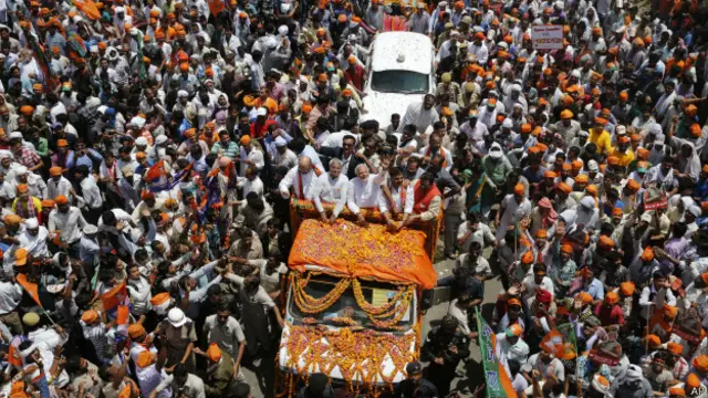 लोकसभा चुनावों के दौरान नामांकन के वक्त नरेंद्र मोदी