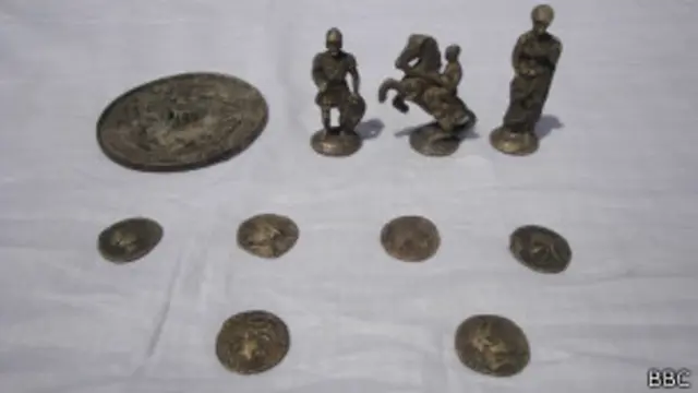 په دې اثارو کې لس بېلابېل ډولونه موجود دي چې ويل کېږي، له بودايي پېر سره اړخ لګوي.