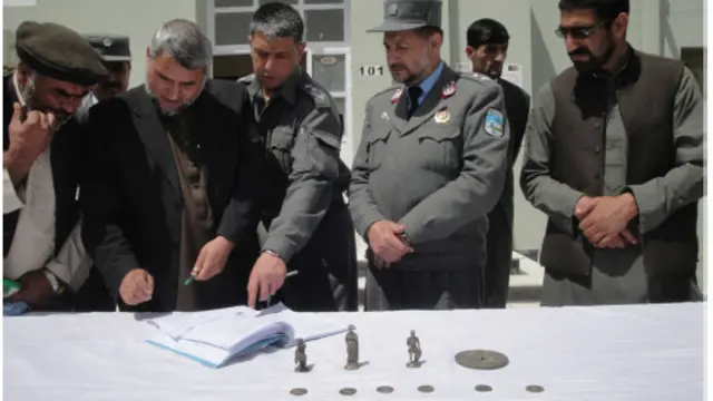 د پکتيا د اطلاعات او کلتور ريس محمد شفا مشفق د اثارو په ورسپارلو خوښي وښوده.