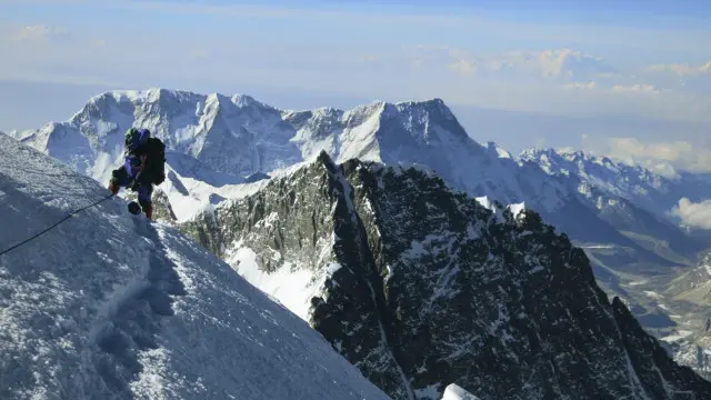 ماؤنٹ ایورسٹ کی اونچائی 8848 میٹر ہے اور ہر سال یہاں کوہ پیمائی کی 30 مہمات جاتی ہیں