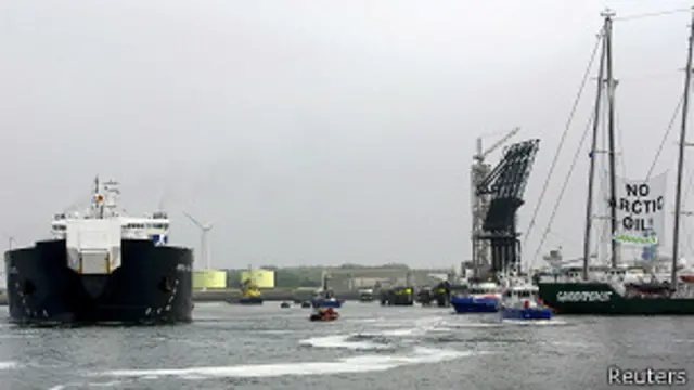 Голландская полиция окружает судно "Гринпис"