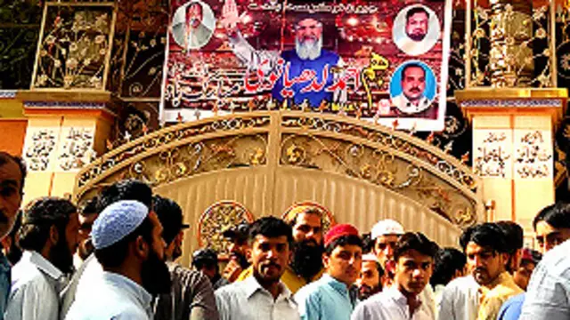 جھنگ میں ایک بینر 