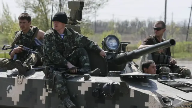 乌克兰士兵乘坐装甲车