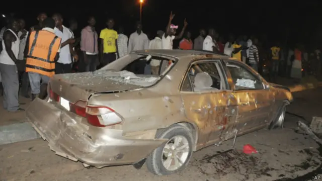 目击者说，爆炸发生的地点与一个警察检查哨很近。